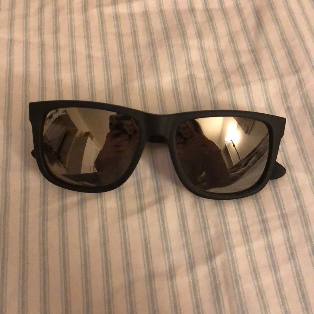 Ray-Ban in matte black with grey mirror lenses
